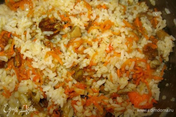 Для начинки:отварила рис,поджарила белые грибы,лук,чеснок,сырое яйцо,специи...морковка