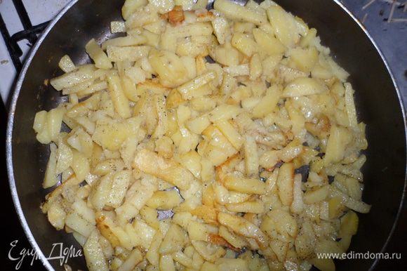 Пока бедрышки запекаются моем, чистим, еще раз моем и режем, солим картошку. Выкладываем ее на сковороду с маслом и жарим.