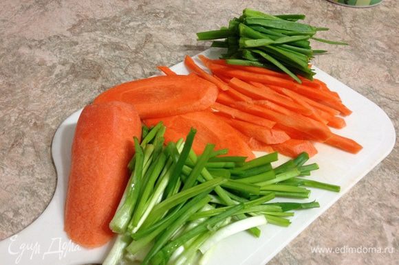 Морковь и зеленый лук режем, как на картинке, соломкой. Южные корейцы также часто используют редьку вместо моркови или равные их части. Я люблю так, «наряднее» :)