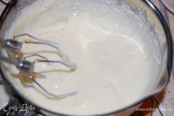 Приготовить заварной крем: муку, яйцо, сахар и пару ложек молока взбить, влить тонкой струйкой в кипящее молоко, помешивая, варить на медленном огне несколько минут. Дать остыть. Взбить со сливочным маслом.