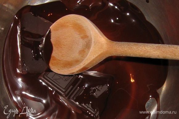 Растопить шоколад на водяной бане.