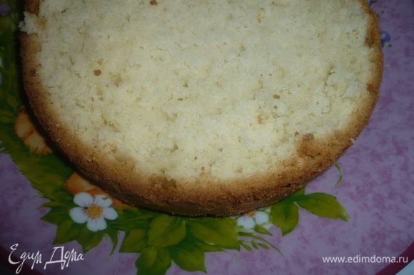 Приготовить бисквит по рецепту http://www.edimdoma.ru/recipes/37507, разрезать на коржи высотой 1.5 см