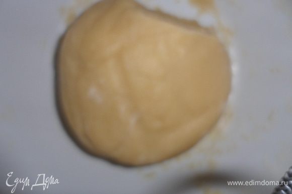Добавить муку и замесить тесто, так что бы оно получилось гладким. Поставить в холодильник на 50-60 минут (или в морозилку на 10 минут).
