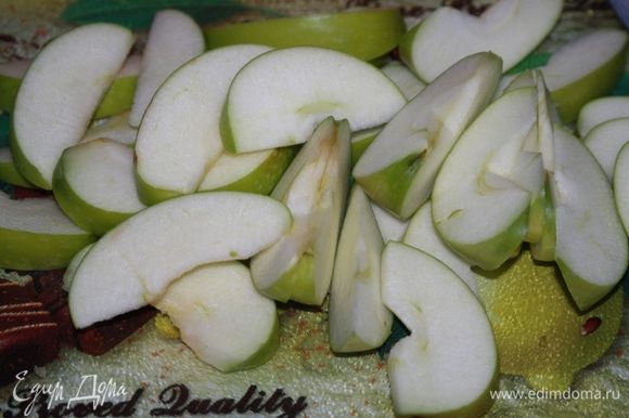 Яблоки вымыть, очистить от семян, нарезать на небольшие дольки.
