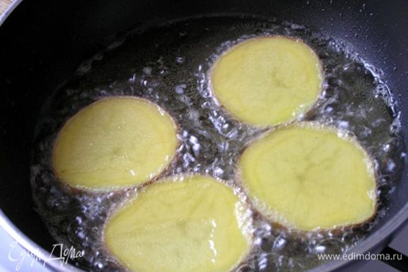 В том же масле обжарить картофель с двух сторон до румяной корочки (лучше выкладывать в один слой),