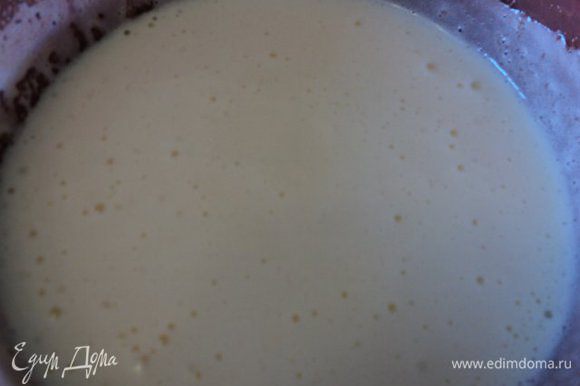 Белый бисквит: 2 яйца взбить с 100гр сахара на водяной бане ( посуда с яйцами не должна касаться воды) до увеличения в объеме в 3-4 раза.