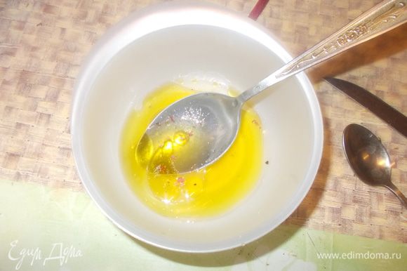 В небольшой емкости взбить мед, лимонный сок и оливковое масло; приправить солью и перцем.