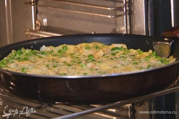 Как только края фриттаты схватятся, отправить сковороду под гриль на 1–2 минуты.