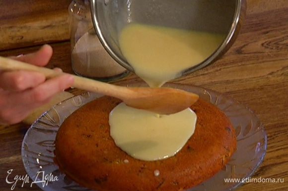 Остывший пирог вынуть из формы и полить карамельным соусом.