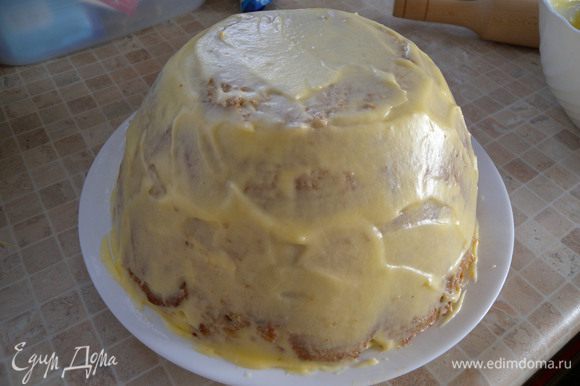 Покрыть торт масляным кремом.