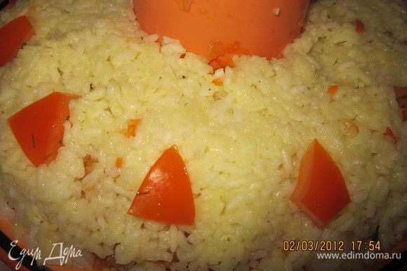 И опять рис!!!Сбрызнуть соевым соусом.Украсить укропчиком и болгарсуким перцем.Перец в свежем виде очень вкусно сочетается с рисом.