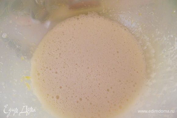 В миску всыпать дрожжи сахар и залить тёплым молоком. Поставить в тёплое место пока дрожжи не начнут подниматься, минут на 15-20. Яйца взбить с солью добавить масло, затем дрожжи с молоком вся перемешать.
