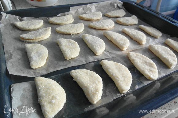 Печенье выложить на птотивень и выпекать 20 минут.