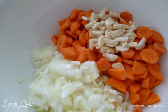 Луковицу нарезать мелким кубиком,морковь и корень петрушки пластинками.