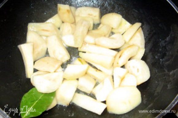 Почистить груши, нарезать на кусочки и обжарить на сливочном масле с лавровым листом.