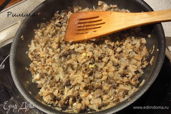 Начинка №3:грибы. Любые грибы обжарить на сковороде с репчатым луком. Для аромата добавить свежую рубленную зелень.