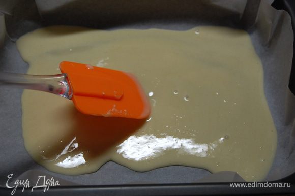 Для рулета: Яйцо взбить с сахаром, добавить муку с разрыхлителем, перемешать. Выложить тесто форму выстланную бумагой и распределить по всей форме (получится тонкий слой)...