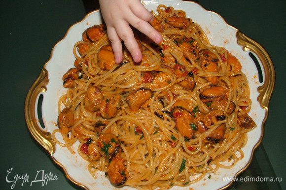 Пока готовятся мидии сварить спагетти чуток с сыринкой. Нарезать залень, натереть на мелкой терке Пармезан и все выложить в сковороду с готовыми мидиями, спагетти тоже туда же. Хорошо перемешиваем и готово!