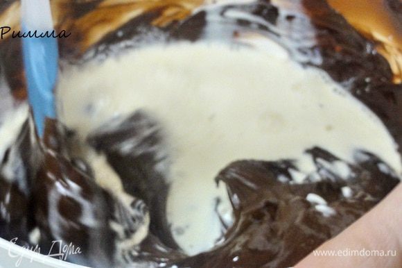 Теперь необходимо нагреть сливки до 35°C и ввести их вместе с маслом комнатной температуры в темперированный шоколад. Все тщательно и энергично перемешать, добавить глюкозу и коньяк.