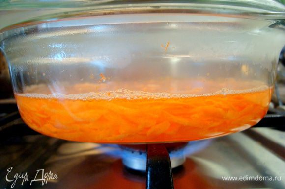 Морковь залить бульоном, довести до кипения и на маленьком огне варить 15 минут…