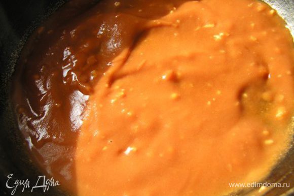Разогреть в сковороде растительное масло, выложить томатную смесь, довести до кипения. Соус готов.