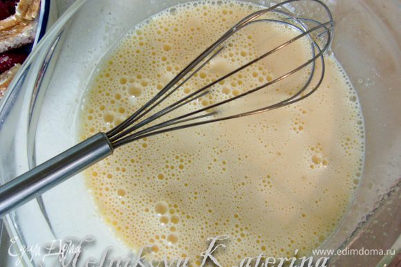 Добавить молоко и венчиком немного взбить, добавить ванильный сахар.
