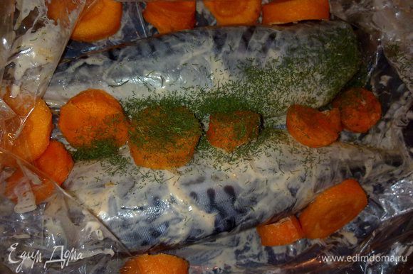 аккуратно уложить рыбку в пакет для запекания, добавить в пакет порезанную крупно сырую морковь (она потом получается вкусная ужжасно), ещё немного присыпать сушёной зеленью, добавить небольшой лавровый лист