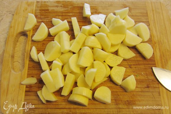 Почистите картофель. Нарежьте картофель на прямоугольники размером два на два на один сантиметр.