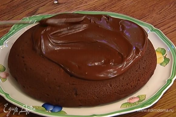 Покрыть пирог шоколадной глазурью.