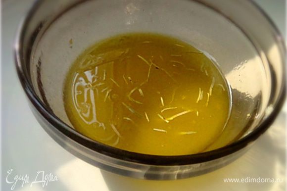 Приготовить заправку для маринования семги: сок половины лимона выавить в небольшую глубокую пиалу, туда же натереть цедру от этоуй половинки, добавить розмарин,немного соли и оливковое масло. Перемешать-у нас получится эмульсия. Обмазать хорошенько этой заправкой куски семги. Закрыть пищевой пленкой и убрать в холод на 30 минут.