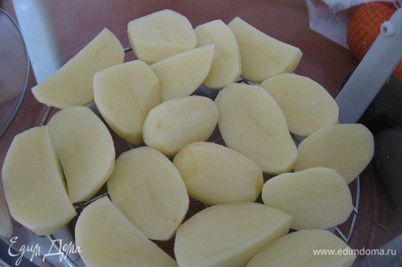 Картошку режем пополам,солим, выкладываем на нижнюю решетку