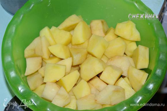 Картофель почистить, порезать крупными кубиками.