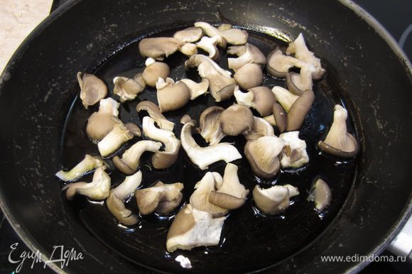 Выложите грибы. Помните, если хотите обжарить грибы, они должны лежать в один слой, поэтому не кладите их много. Обжарьте грибы до золотистой корочки.
