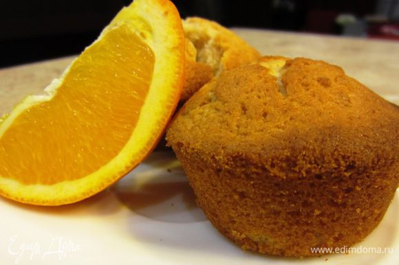 Натрите цедру апельсина на мелкой терке. Выжмите сок в отдельную посуду