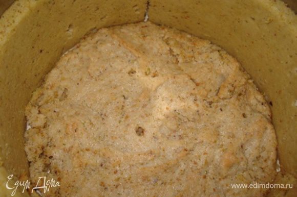 Сборка торта: Из бисквита Dacquoise вырезать круг нужного диаметра. Бисквит Joconde разрезать на полоски шириной 5-6 см. На дно формы аккуратно положить круг из бисквита Dacquoise.