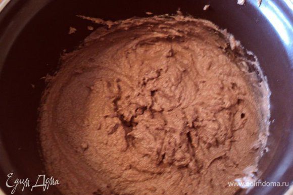 Размягченное масло взбить миксером, постепенно добавляя охлажденный шоколадный крем.