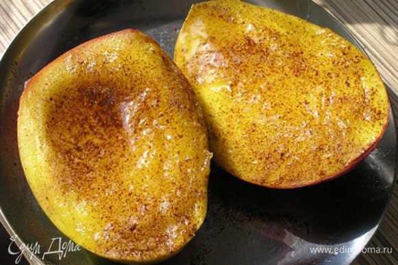 Затем переложить манго в жаропрочную форму, посыпать корицей, полить оставшимся медом и запекать при 200*С 20 минут.