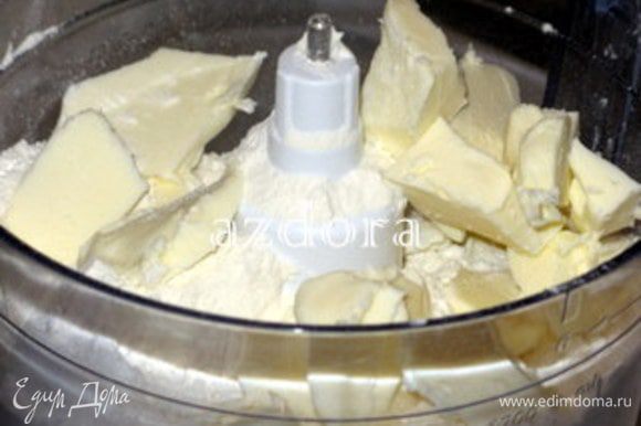В комбайн всыпать муку , добавить сливочное масло, порезанное кусочками, щепотку соли и перемолоть.