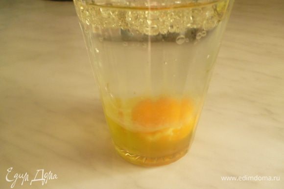 В 200-грамовый стакан разбить яйцо,добавить растительное масло и уксус.