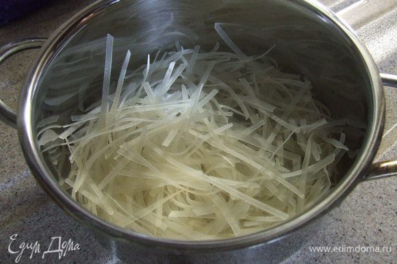 Рисовую лапшу поломать на мелкие части 3-4 см. Залить кипятком и оставить на 10 минут.