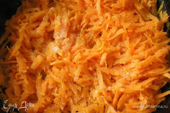 Морковь натереть на крупной тёрке и потушить в растительном масле с добавлением лимонного сока и сахара. Когда морковь станет мягкой и приобретёт желтый оттенок, переложить её в кастрюлю к картофелю.