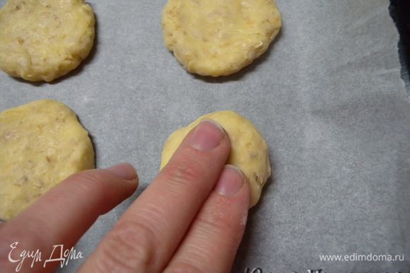 Разделить на 24 части тесто и сформировать печенье (7-8 мм толщиной).