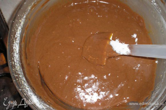 Немного охлаждаем шоколадно-масляную смесь и добавляем к яйцам. Туда же просеиваем муку и добавляем ванильный экстракт. Вымешиваем тесто до однородности.