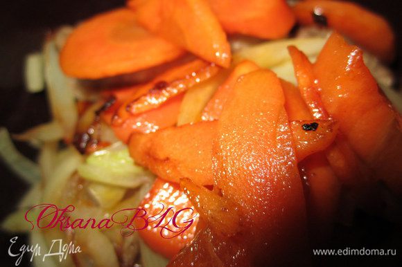 На мясо выложите обжаренный лук и морковь.