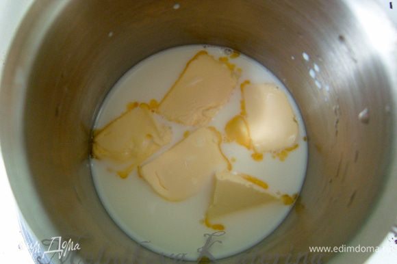 Нагреть молоко со сливочным маслом, чтобы масло растопилось в теплом молоке.