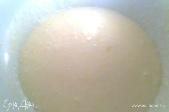 Влейте к кефиру растопленный маргарин, всыпьте соль и соду.