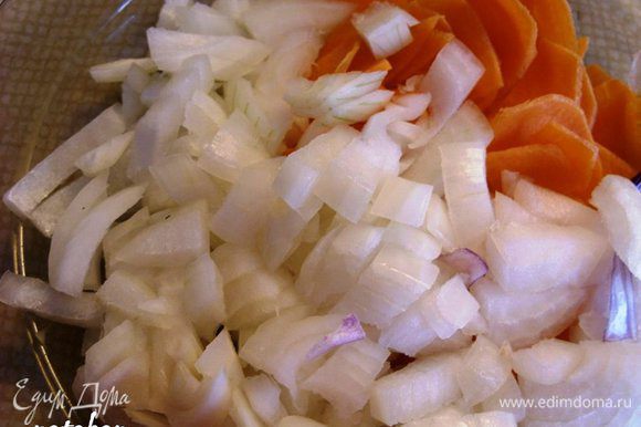 Лук и морковь почистить, помыть и обсушить. Лук порезать небольшими кубиками, а морковь нашинковать "пятаками". Добавить это в кастрюлю к мясу, перемешать и жарить минут 5.