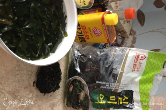 Морскую капусту замачиваем в воде на 20-30 минут. На моем фото вы видите: одна скручена в "шарик" (так и продается, но, конечно, не в России), а другая в пакете, прямая. Это один и тот же вид, используется в супах и салатах. Поищите в супермаркете на полке с восточно-азиатскими продуктами. Это та же водоросль, что добавляется в японский мисо-суп.