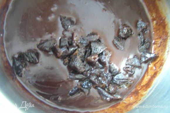 В шоколадную массу добавить порезанный на маленькие кусочки чернослив, перемешать.