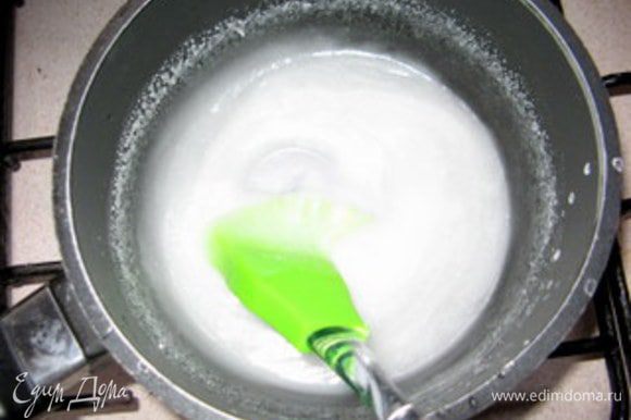Приготовить глазурь. В сотейнике растворить сахар в 160 мл воды. На среднем огне уварить до получения густого сиропа.Слегка остудить.
